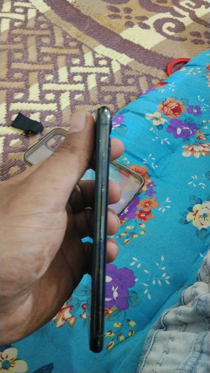 آيفون ١١ برو ماكس • شغال • شاشة وظهر مكسورين