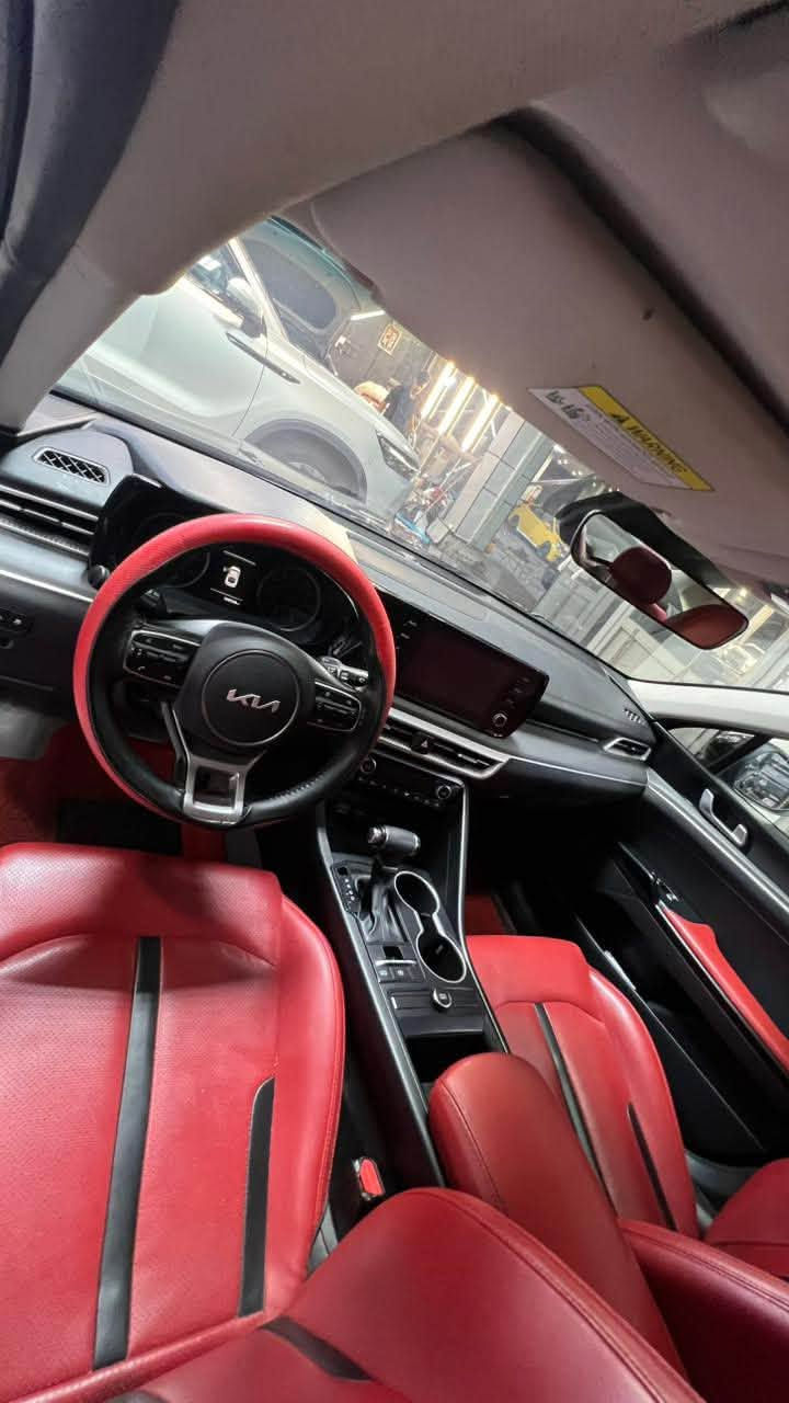 Kia K5 2022 1600 تيربو 
عدد الكيلومترات ١١٤ كيلو
- المحرك: 1.6 لتر، 4 أسطوانات، تيربو 
- ناقل الحركة: أوتوماتيك من 8 سرعات (8-Speed Automatic) .
- نظام الدفع: دفع أمامي (FWD) 
- سعة خزان الوقود تصل الى ٦٨٠-٧٠٠ كم 
- سعة التخزين: شنطة خلفية (Trunk) بحجم 16 قدم مكعب .
- شاشة نظام معلومات ترفيهي بحجم 10.25 إنش (قياسية في GT-Line) .
- الاتصال: Apple CarPlay و Android Auto (لاسلكي و سلكي)، بلوتوث، راديو HD و Satellite .
- نظام الصوت: 6 سماعات .
- المقاعد: جلد احمر 
- ميزة التحكم بالمناخ أوتوماتيكيًا مع ميزة التأقلم مع المكالمات 
- رادار امامي
- رادار خلفي
- رادار جانبي
- حساس اطارات
- تحذير مغادرة المسار (Lane Keeping Assist) .
- تجنب التصادم الأمامي (Forward Collision-Avoidance Assist) .
- تنبيه النقطة العمياء (Blind-Spot Collision Warning) .
- تنبيه المرور الخلفي (Rear Cross-Traffic Collision-Avoidance Assist) .
- كاميرا خلفية دوارة بلادية
- مثبت سرعة ذكي مع التوقف والانطلاق (Smart Cruise Control w/ Stop & Go) .
- مساعد القيادة على الطرق السريعة (Highway Driving Assist) .
- مثبت سرعة ملاحي للتكيف مع المنحنيات (Navigation-based Smart Cruise Control-Curve) .
- إضاءة خارجية: مصابيح أمامية بروجيكتر بتقنية LED .
- تبريد تدفئة شغالات ١٠٠٪؜
- سايد بريك بصمة

الضرر بنيد بدون شواصي مصبوغ ومرجع ع البارد نفسه البلادي 
المكينة من امريكا معدلين السنتر 
بيها رصعات شوف العين 
طخم تايرات تايلندي درجة اولى 
تبريد ثلج 

السعر ١٥٥$

*********** 
البصرة - الجبيلة
