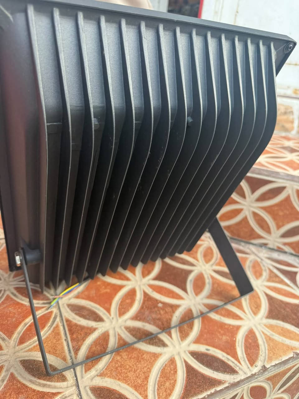 25 وياتوصيل

هذا كشاف ليد (LED Floodlight) خارجي بقوة 100 واط.
