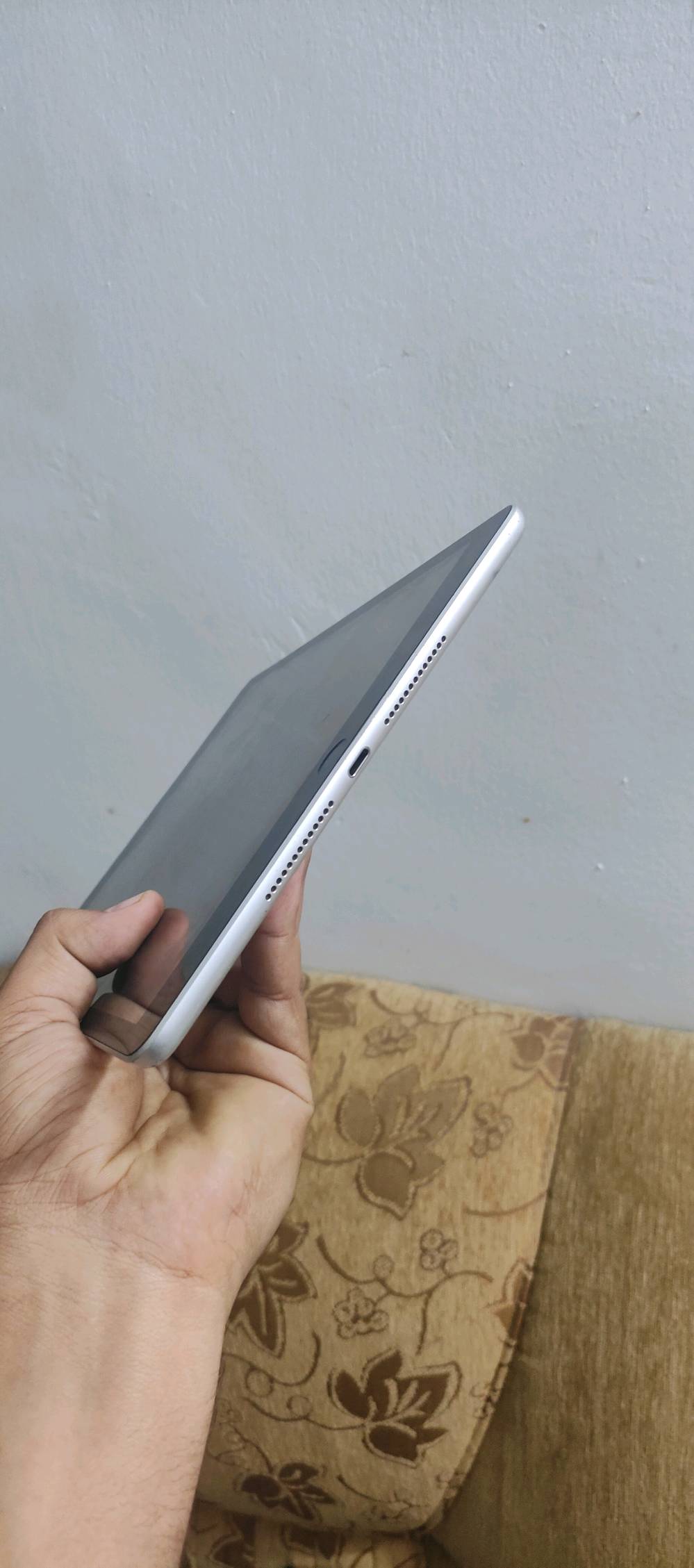 ايباد9 ذاكرة64 بطارية ممفحوصة  بس متصرف  شحن   جهاز ما مفتوح وما مصلح  ونضيف بدون ملحقات ما ويا اي شي فقط جهاز للبيع سعرة200 مكاني كربلاء ***********