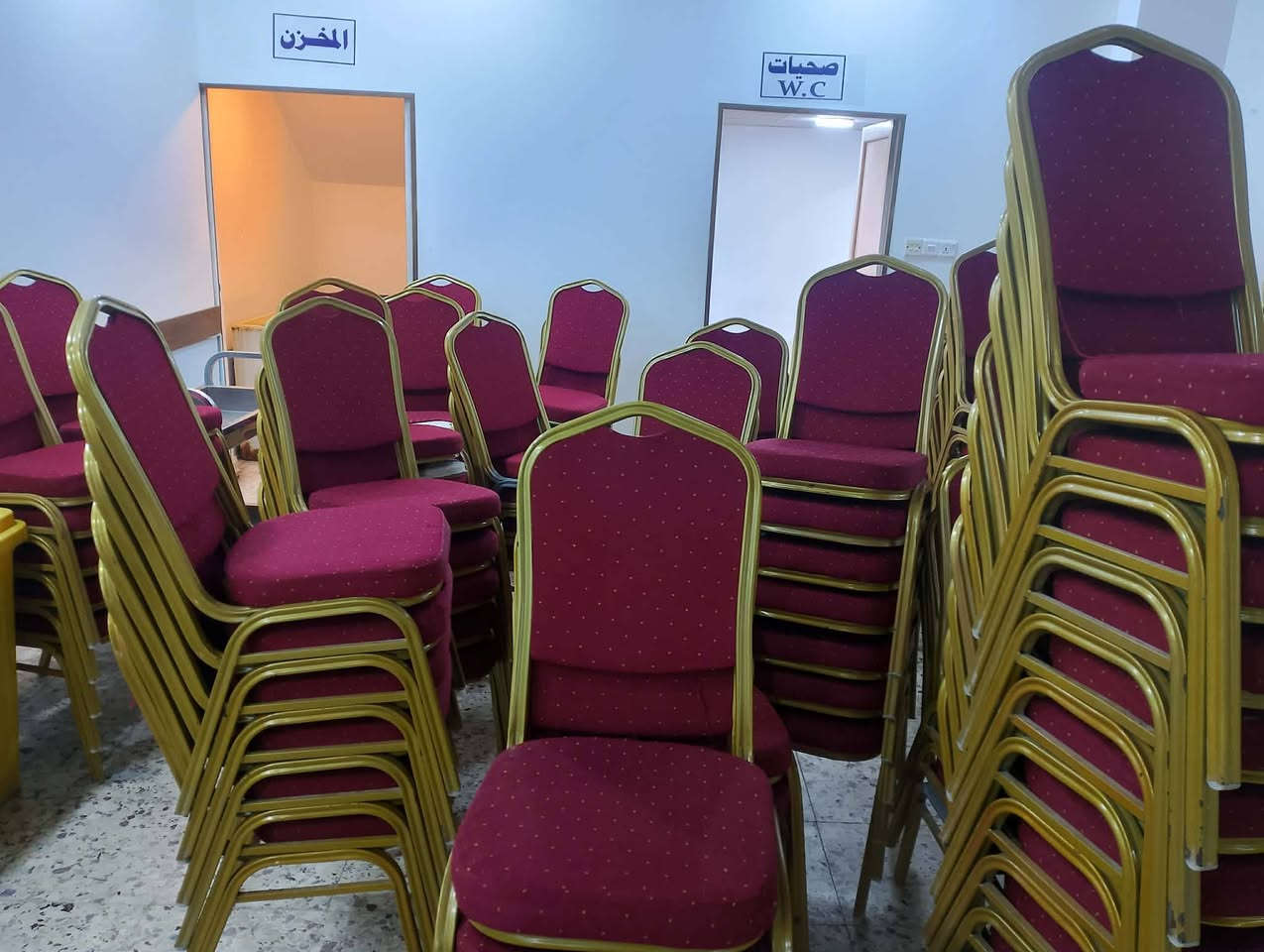 عرض خاص: كراسي قاعات ومناسبات بحالة ممتازة للبيع! 🪑
​للبيع مجموعة كراسي قاعات ومؤتمرات بمواصفات ممتازة ومظهر أنيق...
​✨ المواصفات:
​النوع: كراسي قاعات حديد (ثقيلة وتتحمل).
​اللون: هيكل ذهبي مع دوشمة قماش مخملي باللون الأحمر الملكي.
​المميزات: مريحة جداً، قابلة للتكديس والترصيف لتوفير مساحة التخزين.
​العدد المتوفر: [130 كرسي]
​الحالة: [ممتازة / مستعملة بحالة الجديد]
​💰 السعر: [  12 الف وبيه مجال     ]
📍 الموقع: [  شارع حله كربلاء /مقابيل سيطرة ام الهوئ ]

​📞 للتواصل… 
لاتصال برقم: [***********]

