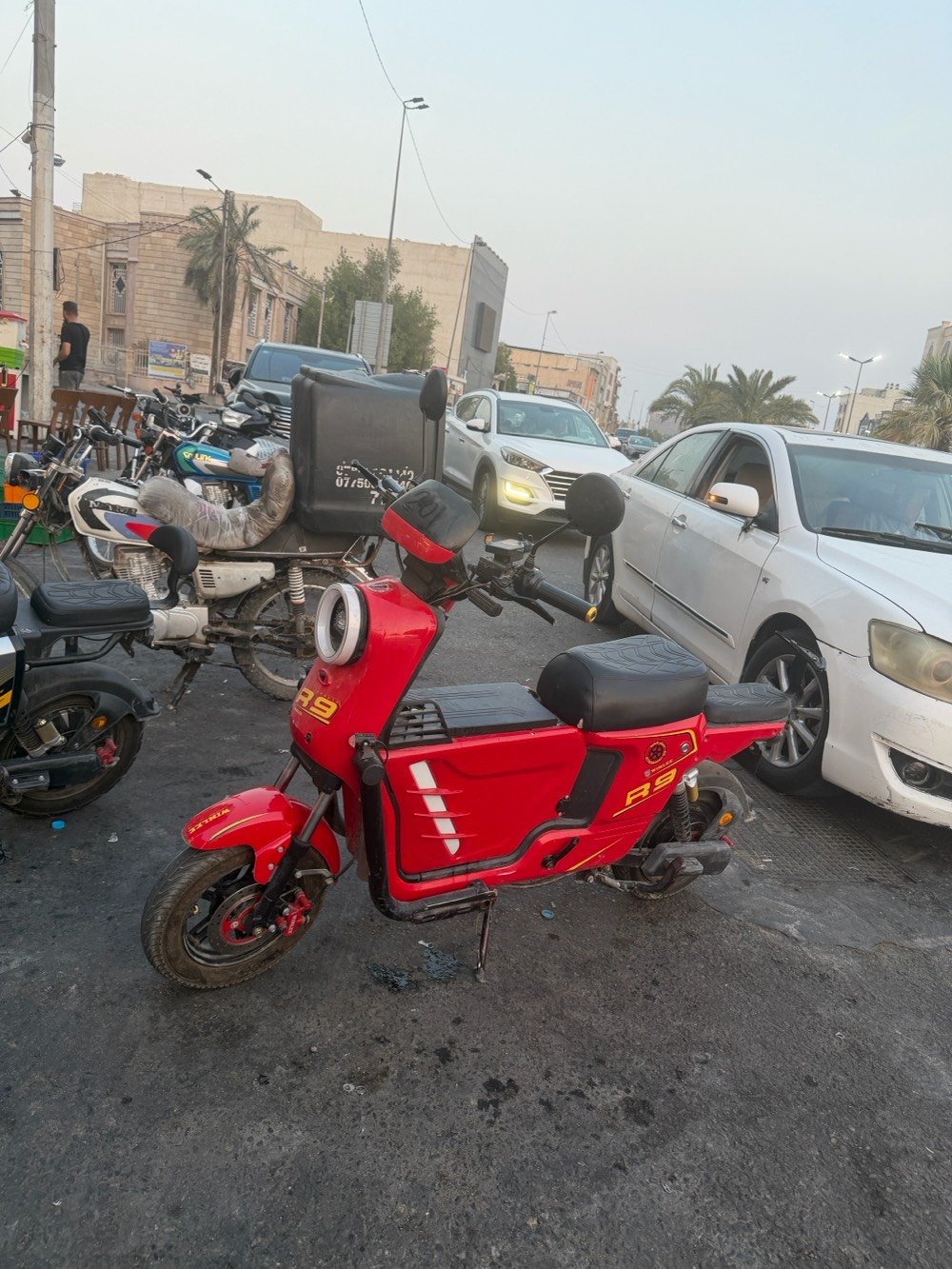 دراجه R9 للبيع الدراجه نضيفه وبيها صندوك تخزين و بيها نظام رجوع ونظام P للأمان وبيها اضائه ليد وسرعتها توصل 50Km حقيقي وبيها ضوه عالي ناصي