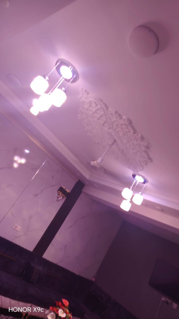 كنبار 4*3وربع  وثاني مترين وعشره العرض وطوله 3 وربع  زوليه ثري دي طول 6 نافوره محضره قهوه شجره ثريات  سماعه ديجي  برده  سحب  مكنسه كهربائيه  #نجف

نص مكتوب في الصور:
- HONOR X9c