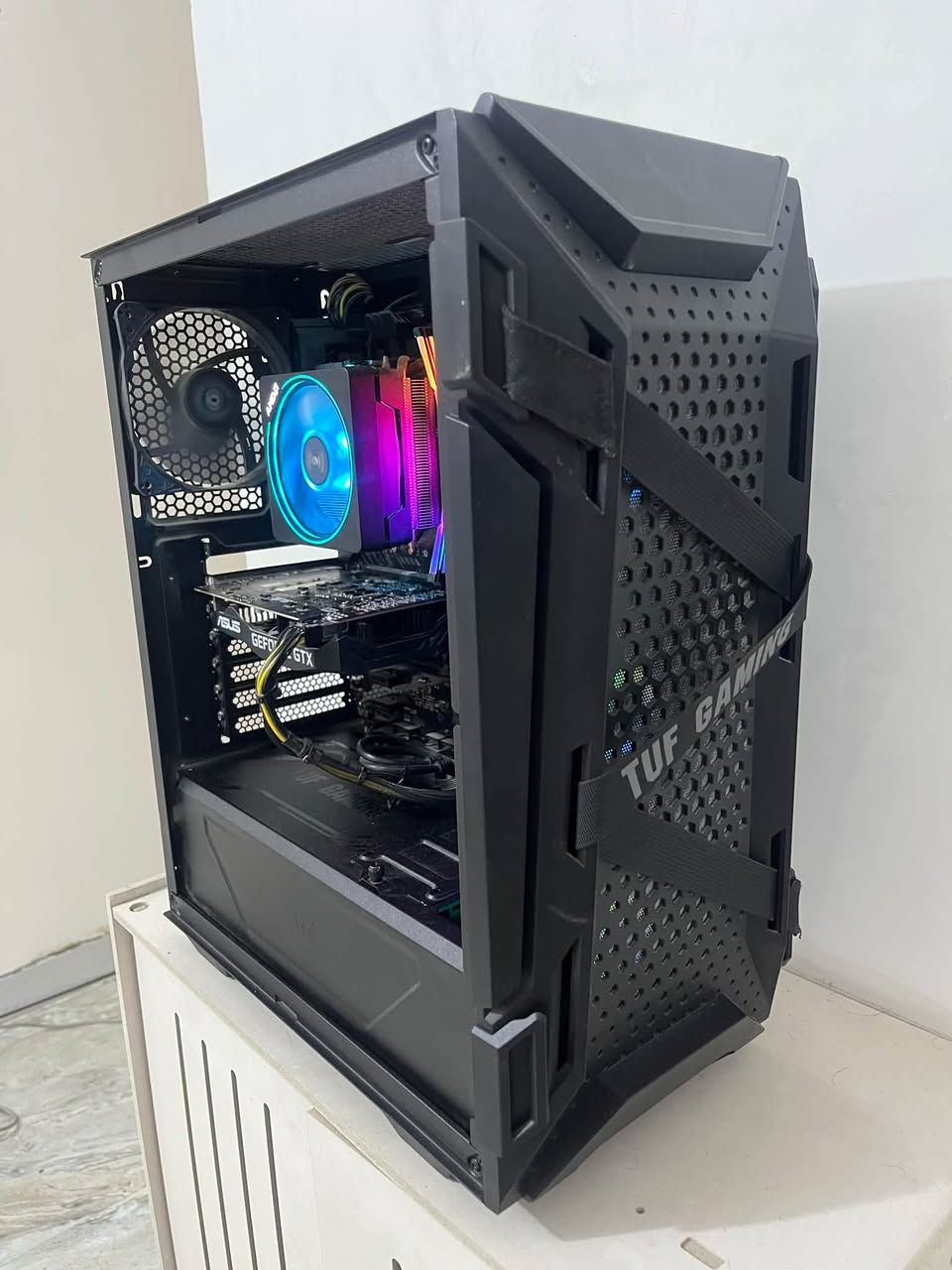 السلام عليكم 
CPU: AMD Ryzen 7 2700X

* Motherboard: ASUS TUF B450-PLUS GAMING

* GPU: ASUS Phoenix GTX 1660 OC 6GB

* RAM: 16GB DDR4 3200MHz OLOy WarHawk RGB (8×2)

* SSD: Transcend SATA 120GB

* HDD: Toshiba 1TB 7200RPM

* PSU: FSP HEXA PLUS 500W

* Case: ASUS TUF GT301
600 الف مع التوصيل وبيها مجال
***********
