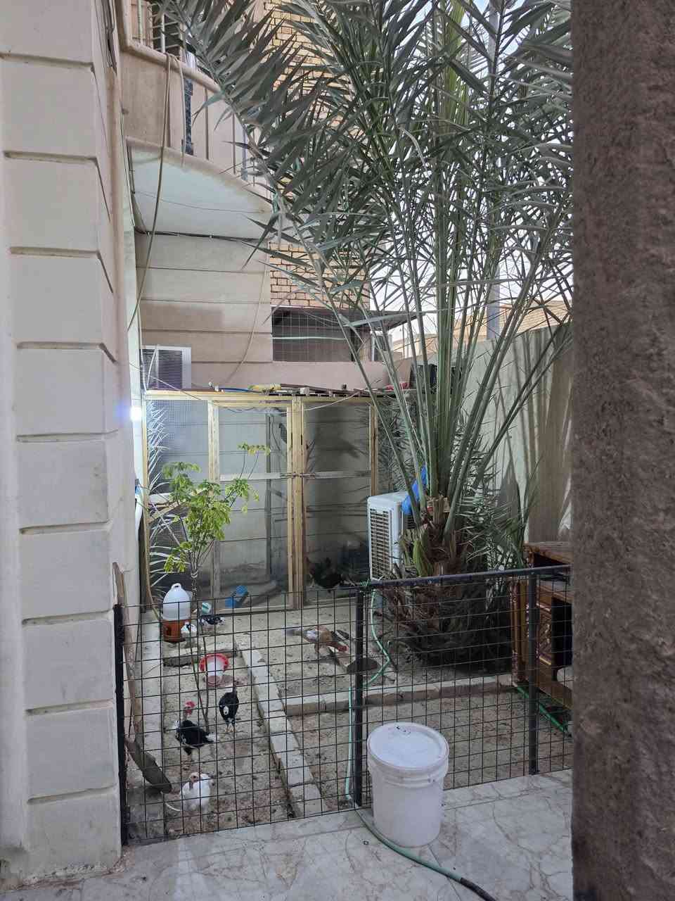 سلام عليكم بيت طابقين المساحه 200  حي اور  الثانيه يحتوي الطابق الارضي ستقبال +صاله غرفتين ومطبخ صحيات حديقه كراج سياره الطابق الثاني 3غرف صاله +صحيات كل خدمات موجوده ..بناء سنه... 2010..الشراي يتصل ....***********بين شارع 30 وشارع السبيس.

