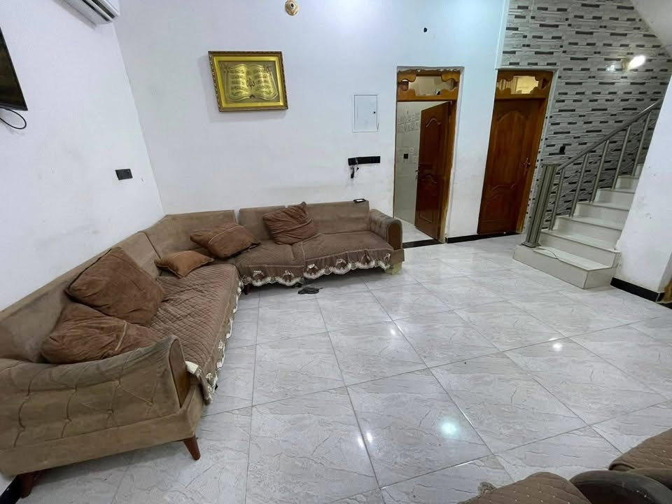 ى بركه ﷲ.. 
#للبيع بيت طابو صرف 
#مساحه 125 متر ركن 
#الموقع:- حي العسكري بالقرب من اسواق ليمونة البناء طابقين 
#يحتوي:
#الطابق_الاول:- غرفه نوم نظام سويت وصاله واستقبال ومطبخ ومجمع صحيات 
:- 3 غرف نوم بالإضافة إلى صحيات 
الابواب صاج درجه اولى 
وجة البيت 10ونص ونزال 12 ونص 
موقعه كلش حلو  ومرتب بناء حديث سنه 2025 ما يحتاج اي ترميم 
الصور موضحه بالتفصيل ادناه.. 🔻🔻
.. 
***********

***********
