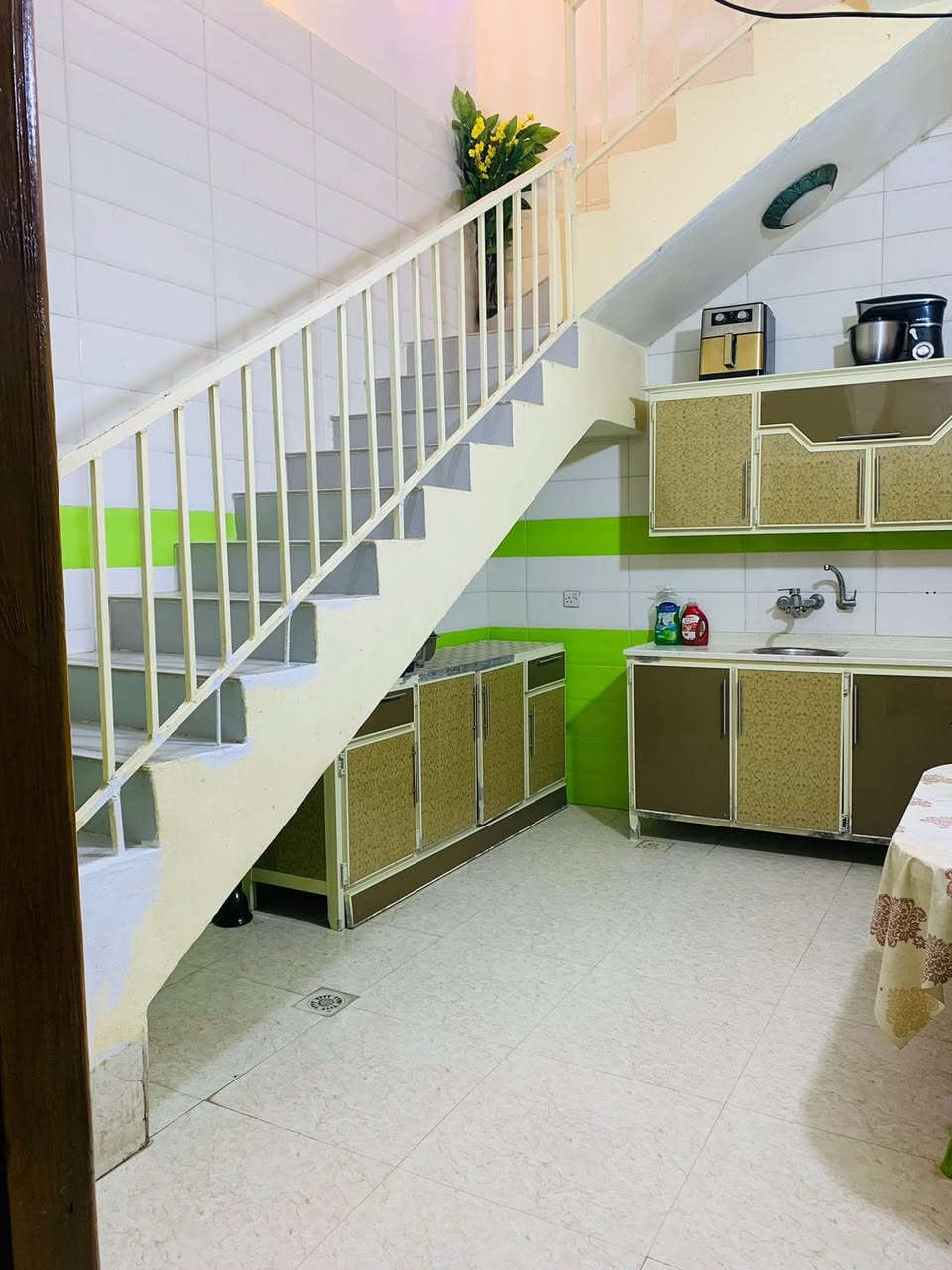 السلام عليكم 
بيت خلف الحمام مباشرتا  للبيع 
مساحة البيت بالسند ١٠٠ بالواقع ١٢٥ تفاصيل البيت  صالة +استقبال + مطبخ + صحيات خارجي داخلي الطابق الأرضي اما عن الطابق الثاني ٣ غرف نوم بينهن ممر+ صحيات إضافة إلى السطح أيضآ بي صحيات الموقع مميز جدا قرب كورنيش ديالى والبناء حديث 2023
والاستفسارات اكثر عن السعار وباقي تفاصيل اتصل على الرقم يوجد وتساب وتفاصيل اكثر
***********
‏‪***********‬‏
