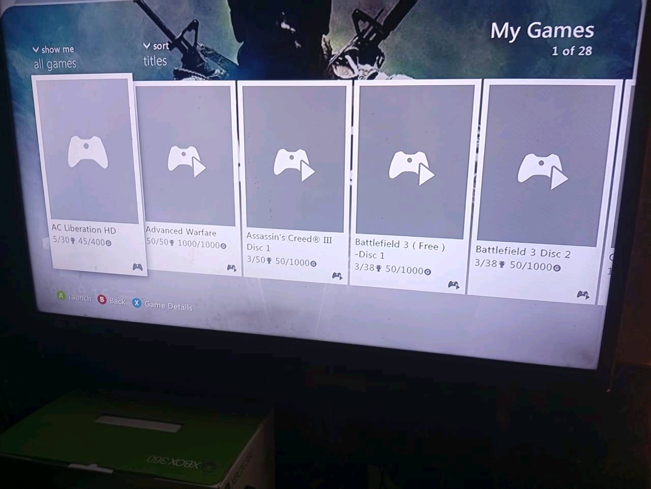 اكس بوكس 360 نظيف  لكستيكر ما مفتوح الجهاز والسعر 125 ويا كرتون مال الجهاز وبي العاب 28 لعبه ما مصلح الجهاز مكان جمهوريه يم دفاع المدني