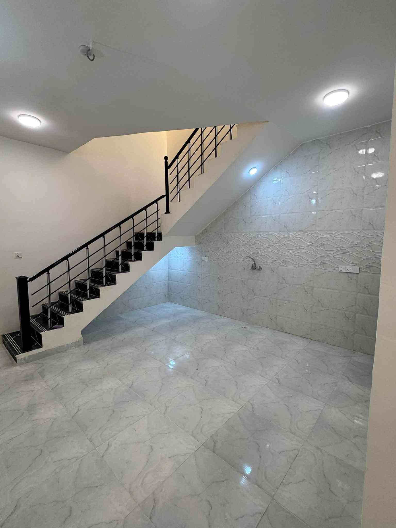 فرصة سكنية مميزة في بعقوبة 🌟📞***********📞
للبيع مشتملان حديثان (عدد 2) بتصميم عصري وموقع خدمي ممتاز.                  
 المساحة: 100 متر مربع لكل مشتمل.
 الابعاد: عرض 5 متر × نزال 20 متر.
 البناء: طابق واحد .
📌 التفاصيل والتوزيع:
 الطابق الأول: استقبال، صالة، مطبخ، غرفة نوم، وصحيات.
 الطابق الثاني: بيتونه على عرض الصاله
💡 الخدمات والمميزات:
 الخدمات: متكاملة (ماء، كهرباء، تبليط).
 الشوارع: شارع واسع بعرض 10 أمتار.
 الوثيقة: سند 25.ملك صرف
 العنوان: ديالى - بعقوبة - تقاطع القدس (دور الزراعة)،  الثالثة.

لاستفسار الرقم أو مراجعة مكتب الحمداني للعقار 

                            ☎️***********☎️

نص مكتوب في الصور:
- مكتب الحمداني