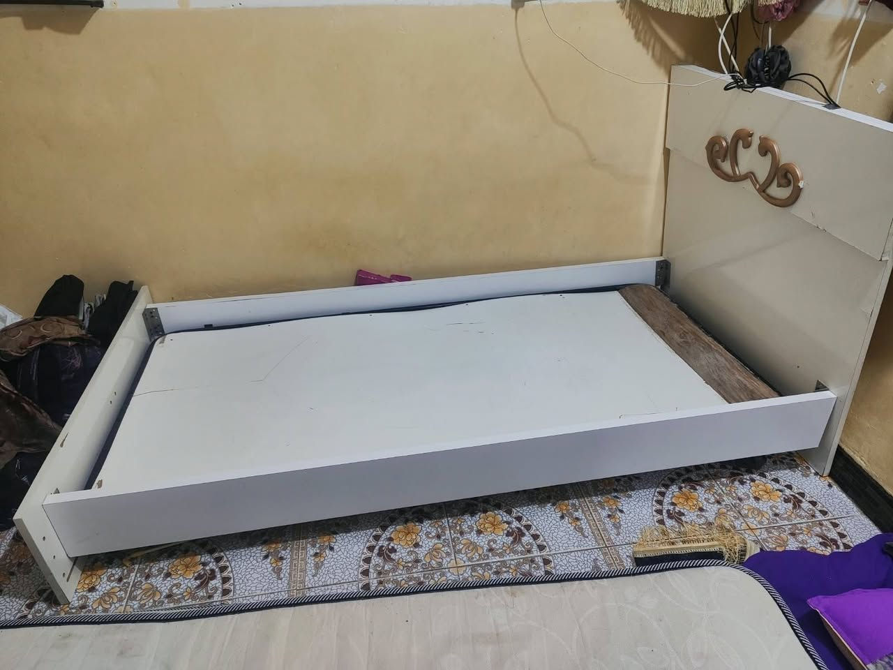 غرفه تركيه مالت شخص واحد حلوه ونضيفه وهاي محتوياتها السعر 150 الف عنوانها ناحيه الفرات /***********
