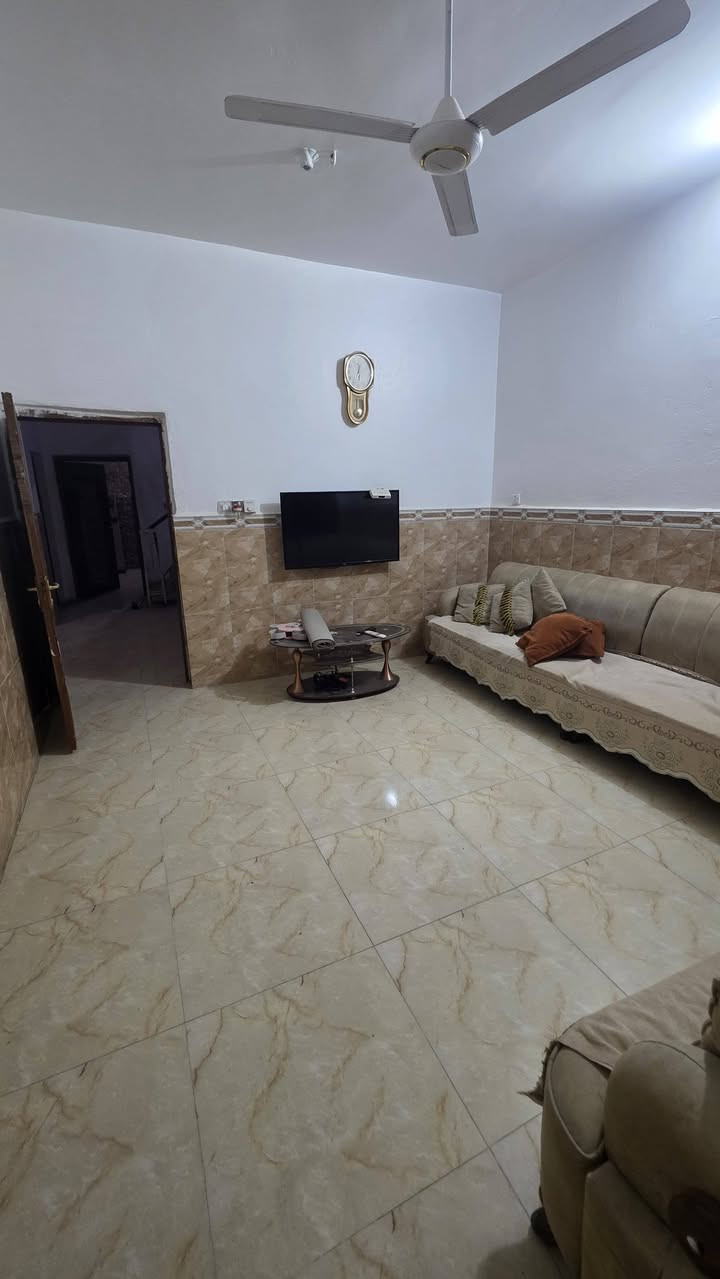 بيت للبيع منطقة الفلاحية قويب على ساحة التشابيه مساحة ٢٠٠م يتكون من ٣ غرف نوم واستقبال وهول و٢حمامات السعر١٧٠ مليون رقم الهاتف ***********
