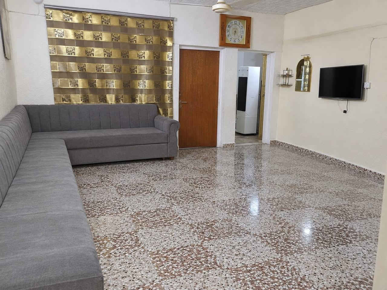 بيت للبيع المساحه ١٤٤ مدينه الصدر قطاع ٢٦ اول فرع بالقطاع و اول بيت بالفرع مقابل قطاع ٧٨ البيت طابقين
الطابق الأول استقبال وصاله ومطبخ وغرفتين وصحيات خارجي وداخلي 
الطابق الثاني غرفتين وصحيات وغرفه ثالثه فوك الاستقبال سندويش
البيت عكاده عالي عن الشارع السعر ١٩٠ وبي مجال بسيط للتواصل ***********
ملاحظه البيت مفرغ من الغراض بالذكاء
