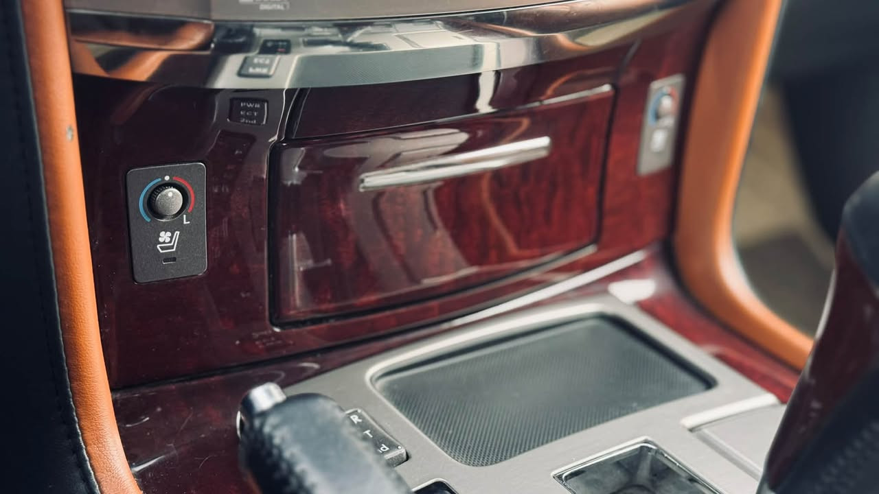 لكزز 2015
فول سيورت  LX570  S  
ماشيه  200 ألف  
محرك V8 سعة 5.7 لتر  
قوة 362 حصان  
كير  أوتوماتيك 8 سرعات  
خزان وقود كبير مناسب للسفر  
فئة S سبورت:
كت رياضي خارجي  
شبك وصدامات مميزة 
جلد فاخر تبريد وتسخين أمامي وخلفي  
تحكم كهربائي للمقاعد + ذاكرة  
فتحة سقف  
ثلاجة Cool Box  
شاشة كبيرة + شاشات خلفية  
نظام صوتي فاخر  
كاميرات 360  
حساسات أمامية وخلفية  
تشغيل بصمة ودخول ذكي  
أنظمة الأمان:
مانع انزلاق  
المحافظة على المسار  
مثبت سرعة ذكي  
وسائد هوائية متعددة  
السيارة نظيفة جداً وجاهزة للفحص  
رقم راعيها
***********
