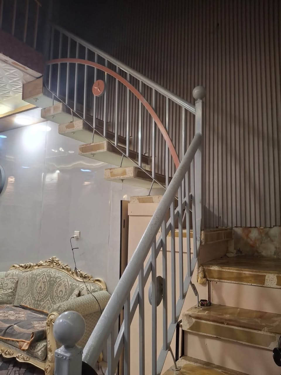 ***********
منزل بناء طابوق طابقين استقبال ومطبخ وحمام طابق اول
وطابق ثاني غرفتين وحمام وبالكونه
سند 25
50 متر
