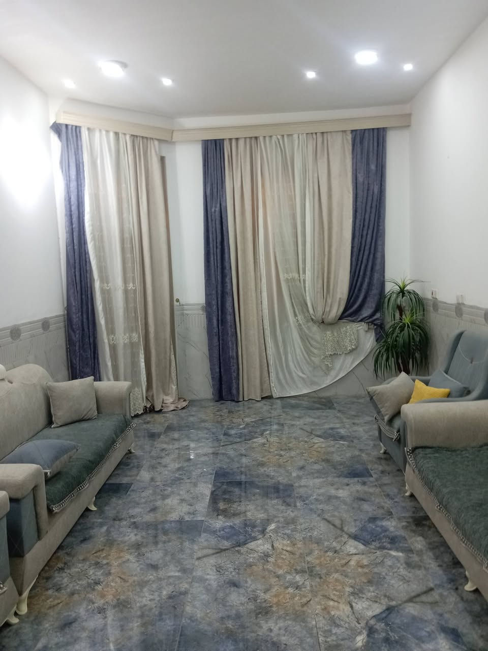 بيت 150 متر 7.5 *20 طابق واحد مؤهل طابق ثاني يحتوي غرفو وصالة وهول ومطبخ ومجمع صحي وصحيات خارجية المكان شارع 80 خلف مول نون طابو 25 اصولي الاستفسار *********** متواجد واتس اب
