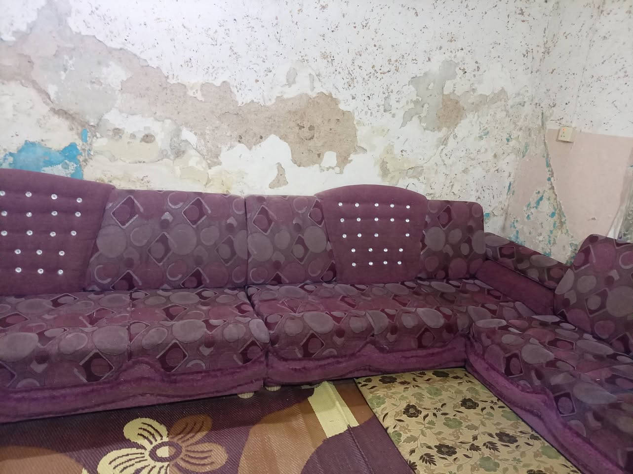 السلام عليكم ديوان للبيع 
السعر الاتصال على الرقم ***********
