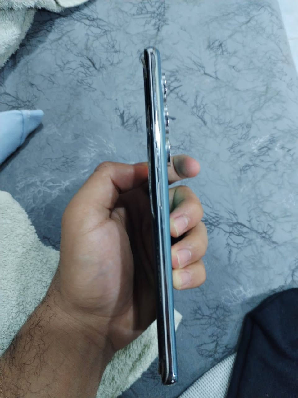 السلام عليكم
تيكنو كامون 40 5GPro للبيع 
ذاكرة 256  
رام 8+5 
بطارية 5200 تكفي استخدام يوم ونص ع الأقل
معالج Dimensity 7300 Ultimate معروف وقوي بدون اي تقطيع او لاك مدعوم بالذكاء الاصطناعي
كاميرا خلفية 50 م بيكسل تدعم فيديو 4k مدعمة بالذكاء  الاصطناعي من ناحية تعديل الصور او ازالة الشوائب وبي تعديل بالذكاء اصطناعي يدوي  تصويره راقي حيل
 الامامية 50 م بيكسل 
اصداره اندرويد 16 جهاز جديد حيل مابي شخوط ولا اي تبديل ضمان وشرط
العاب يدعم 90 فريم الى 120 فريم حسب اللعبة 
بالنسبة للشاشة فالكسور هاي باللزكة 
ادفع سعرك 
للتواصل 
*********** وبي واتساب
