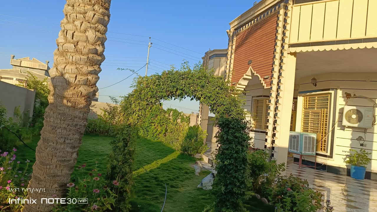 السلام عليكم
بيت للبيع في قريه المالحه الشرقيه 
مساحه البيت 600 متر 
متكون
 1 ربعه وحمام خاص بالربعه +هول+ثلاثه غرف نوم +صاله+حمام+مطبخ
+حديقه 
ملاحضه واصله كافه الخدمات تبليط بباب البيت ماء وكهرباء وخط مولد بناء حديث 
البيت كما موضح بالفديو والصور. للأستفسار الإتصال على الرقم ***********
