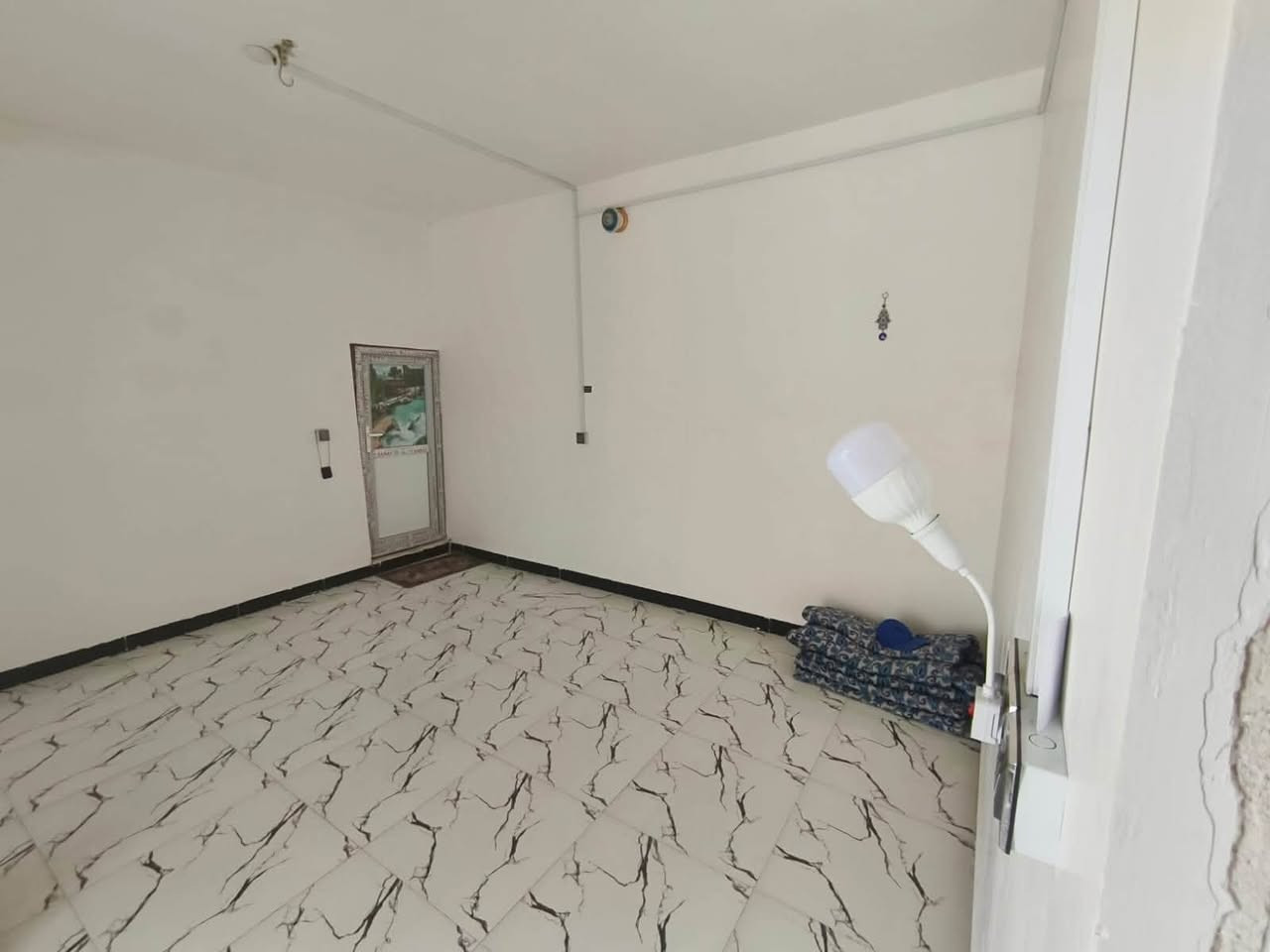 دار للبيع طابقين مساحته حوالي 250متر ع طريق المعاره يم حسنيه مال العويسات يبعد عن شارع العام 50متر بناء طابوك وصب كونكريت متكون من 
غرفة نوم عدد 2، 4*5
صاله 4*9
مطبخ 4*5
استقبال 4*8
مجمع صحيات دخليه خارجيه 
طابق ثاني غرفه نوم واحده مطبخ وصاله مجمع صحيات فوك 
سعرها 78 وبيها مجال 
اي استفسار اتصل على الرقم التالي 
***********
