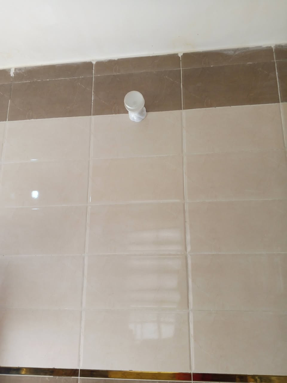 سلام عليكم بيت للبيع بحي الكوفه بفرع ابو السيراميك بركات الحسين مقابل بانزين خانه مال عبد الحسن ملاغي بنهايت الفرع 115 طولاني بي غرفه وصاله ومطبخ وصحيات كله سيراميك نضيف كلش توه مبني عوزه بس استقبال السعر 35 وبي مجال للشراي ***********
