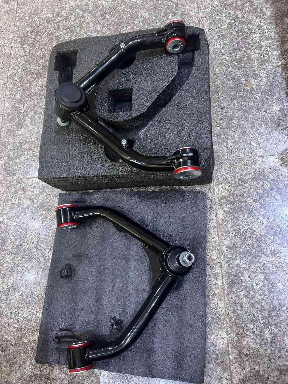 🔥 للبيع: طبلات علوية رياضية معدلة (Upper Control Arms) لسيارات دوج رام 1500 🔥
يا أهل الرام وجماعة الترفيع والأوف رود 🚀.. 
متوفر عندي زوج طبلات علوية أنبوبية رياضية
 (جديدة بالكرتونة، وكالة شرط بعدهن ). 

إذا سيارتك مرفوعة أو ناوي ترفعها، هذه القطعة أساسية ومستحيل تستغني عنها! 

⚙️ ليش تحتاج هذه المقصات بالذات؟
1️⃣ تصحح زاوية الركبة (المفصل الكروي) وميلان الكفرات بعد ترفيع السيارة (من 2 إلى 4 إنش).
2️⃣ تحميك من تآكل الإطارات (التايرات) من الداخل وتمنحك ثبات عالي بالطريق وسياقة ناعمة.
3️⃣ مجهزة بجلد بولي يوريثان حمراء رياضية (PU Bushings) ولحام متطور (TIG Welding) أقوى بمرات من جلد الوكالة المطاطية وتتحمل جوراة وطرق العراق. 

📊 التوافق حسب الكتالوج:
تطابق سيارات دوج رام 1500 دفع رباعي (Ram 1500 4WD) للموديلات من 2006 وحتى 2022 (موضح بالجدول في الصور). 

💰 السعر: مناسب جدا 
📞 للتواصل والاستفسار: [***********] أو مراسلة الخاص. 

(الصور المرفقة حقيقية وتوضح نظافة اللحام والجلد والجدول الخاص بالموديلات) 👇
