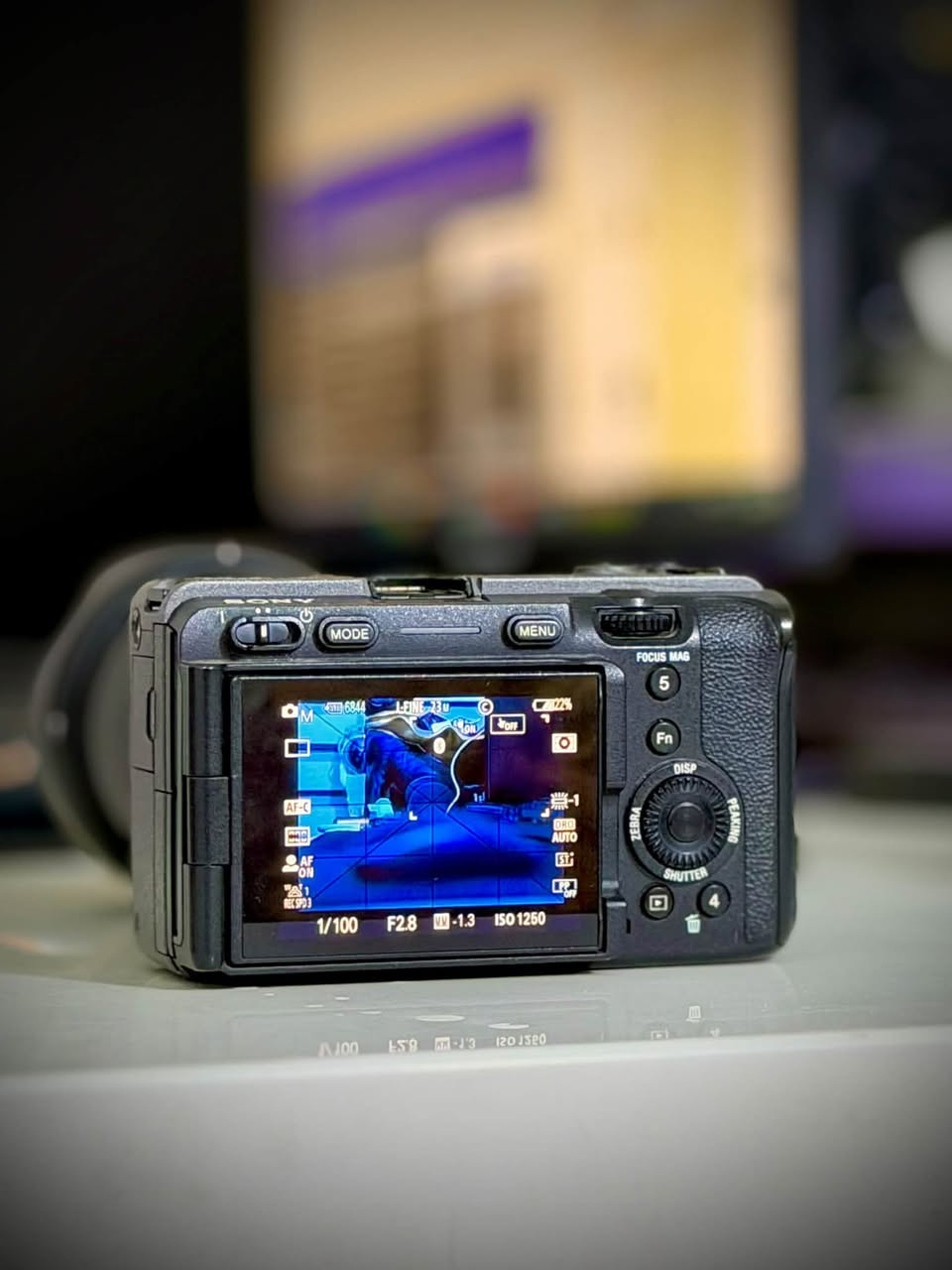 للبيع Sony FX30 + Tamron 17-70mm f/2.8
الكامرة والعدسة بحالة ممتازة ونظيفة، ومحافظ عليهن.

المحتويات:
• Sony FX30
• Tamron 17-70mm f/2.8 — استخدام 3 أشهر فقط
• بطارية
• كارتونة العدسة

💰 السعر: 2,600,000 دينار قابل للتفاوض بالمعقول

البيع الكامرة والعدسة سوه.

📍 المكان: بغداد

📞 للتواصل:
***********

