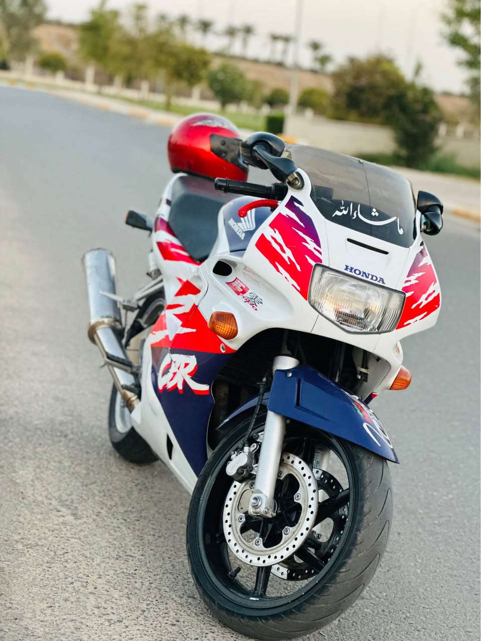سەرەتا بە ناوی خودای گەورە و میهرەبان 
بەتح لە جۆری هۆندای 600 F2 
مۆدێلی 1998 
ماوەی ڕۆشتنی 75 هەزار کیلۆمەتر
مەکینەی نەکەاوەتەوە 
دوکەڵ و سەرف و بوخاری نیە بە شەرت
هەموو گیانی بەشەرت برغوی لێ بانەدراوە
لەسەر دەقی شەریکە ماوەتەوە 
ماتۆڕەکە ماشاءللە زۆر زۆر پاکە 
هەموو گیانی بە شەرتە
بەربونەوەی نیە و ئزیەت نەدراوە 
مەنەفێستی هەیە و بێ کێشەیە
جوانکاری جوانی بۆ کراوە هەموو ئەشیای بیلادی ماوە
بۆ جوانی خۆم رەنگیم گۆریوە بە لەزگەی ڕەشی مات 
کامل هەموو گیانی لەزگەیە نوقتە سبوخی پێوە نیە
خۆی رەنگی سپیە وێنەیم بە سپی داناوە 
ماتۆرێکی زۆر بێ عەیب و کێشەیە ماشاءاللە
نرخی 22$ و مەجالێکی برایانەی تیەیە 
شوێن: تەق تەق - کۆیە
***********
*********** كويسينجاك, أربيل

