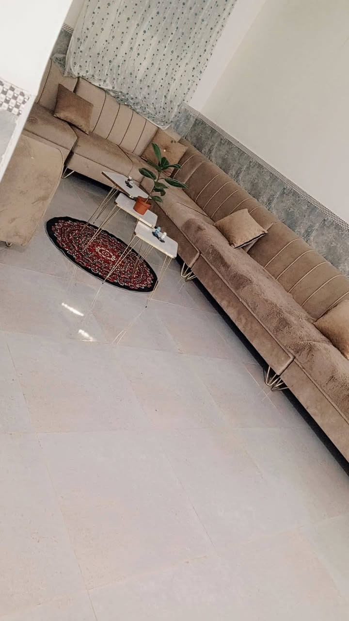 السلام عليكم 
بيت للبيع المساحه ١٣٠م
يحتوي ع غرفتين وصاله واستقبال
 ومطبخ وصحيات
السعر ٣٠وبي مجال 
مكانه كوفه نهايت شارع مخزن الموز
الاستفسار***********
