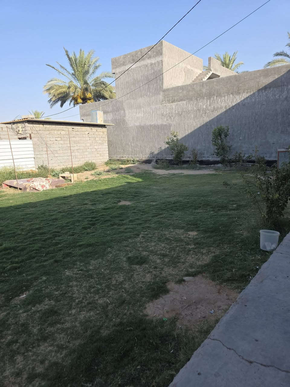 السلام عليكم ورحمة الله وبركاتة 
متابعينا الكرام 👋🏠
🏠دار للبيع المساحه 700م الواجهة 28.50ونزال 24.50يحتوي الدار على 4غرف منام وصالة ومطبخ وصحيات داخليه وخارجيه وحديقه🌱🏞 كبيره بجانب البيت صنف الأرص ملك صرف زراعي 🛣العنوان بغداد شاطئ التاجي مزرفه وحصيوه قرية البشاوي‼️‼️ 
للاستفسار الاتصال على الارقام الاتيه 
كورك واتساب  ***********📞
اسيا ***********📞
مكتب ديرتنا للعقار 🏢
