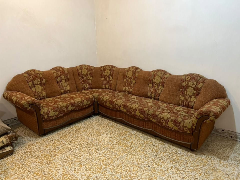 للبيع ديوان شرط النظافة وخشب ثقيل 
السعر 100 الف 
***********
