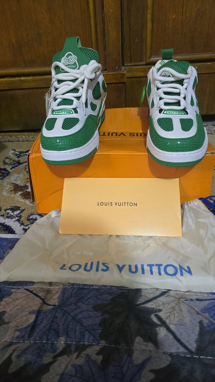 الأناقة تبدأ من خطواتك! 👟✨
​حذاء Louis Vuitton الرياضي باللون الأخضر المميز، تصميم عصري ومريح يكمل إطلالتك بأحلى صورة 🔥.
​القياس المتوفر: 42 فقط!
​السعر: 50 ألف دينار (شامل التوصيل 🚚)
​📞 للطلب والاستفسار: ***********

