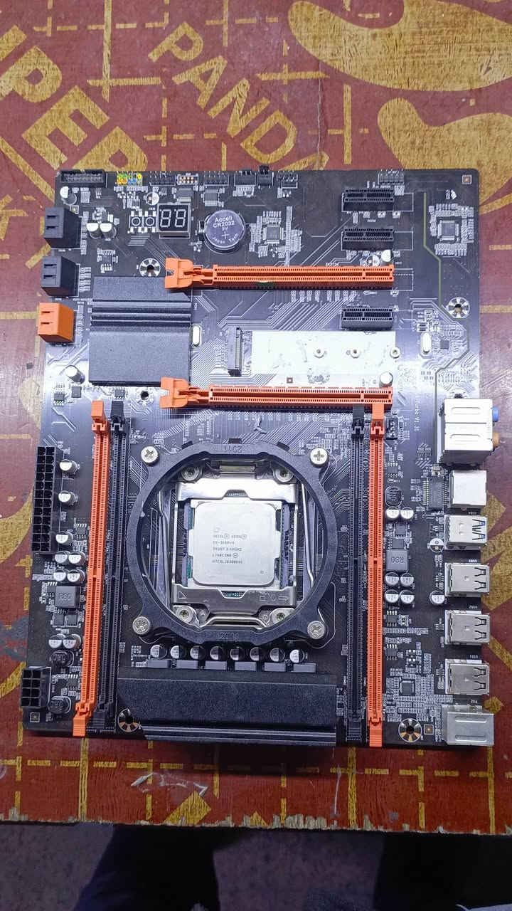 1- Intel(R) Xeon(R) CPU E5-2680 v4 @ 2.40GHz
2- رام 16تردد 2133hz 
3-Radeon RX 580 Series
4-ssd256gb
5-بور 650
الواتساب ***********
سعر 275الف وبيه مجال بسيطف
