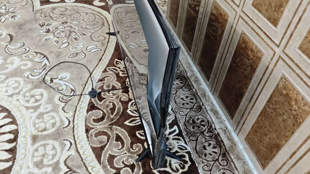 شاشه نت حجمها 55بوصه 
مكسوره عطلها فقد تبديل شاشه 
للتواصل واتساب ***********

