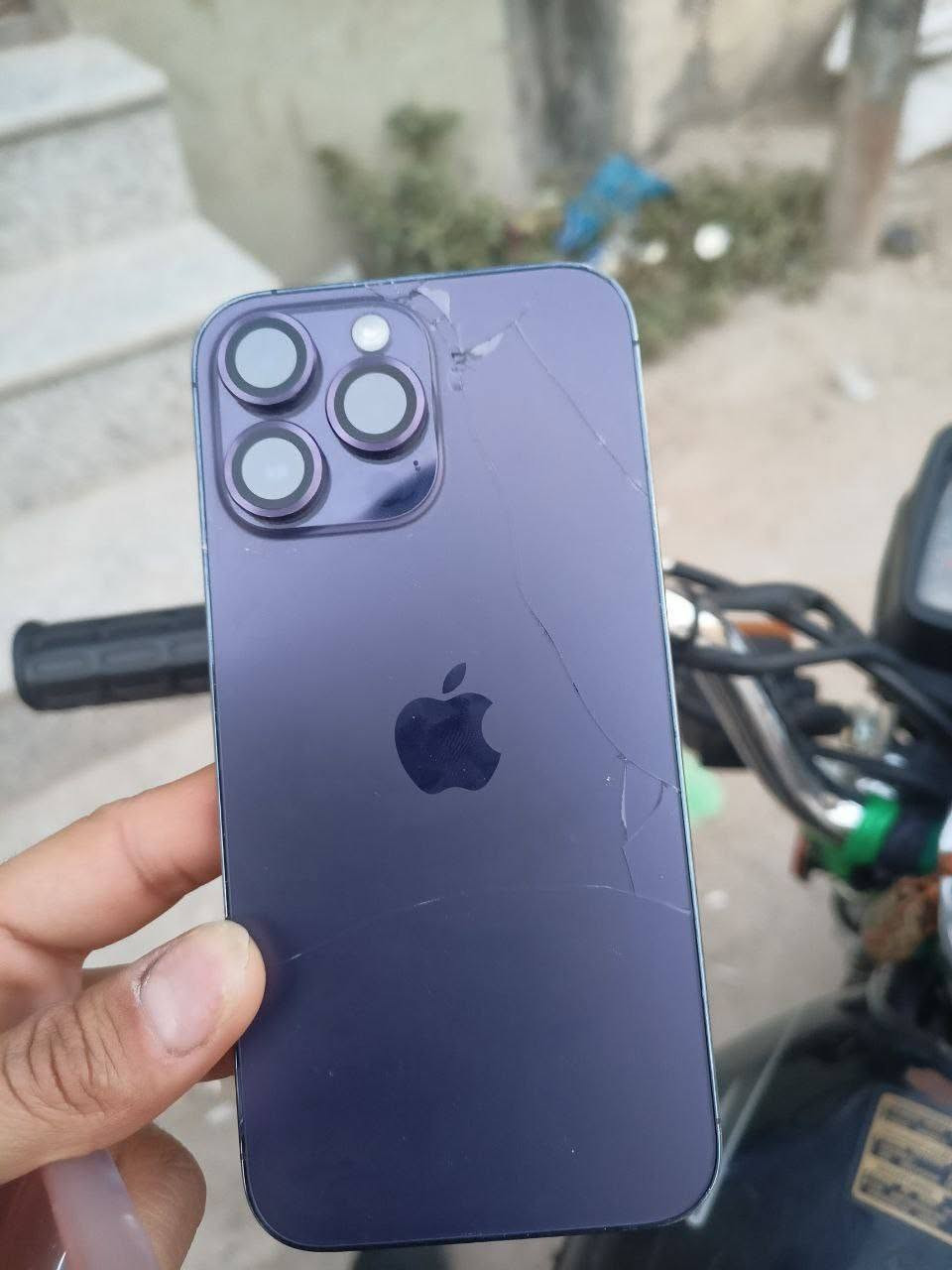 سلام عليكم
أيفون 14 برو ماكس 
فطر بضهر وفطر بشاشه 
قافل ايكلود 
سعر 300 
مع ملحقاته كاملة 
ضمان شركت لأماني 
للتواصل واتساب 
***********
