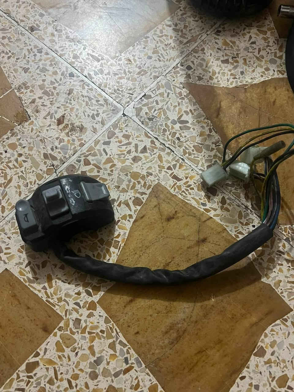 السلام عليكم
غراض ماكس عدله اصليه

ليريد شي يراسلني واتساب

*********** 

كلج امامي وقايش بلاديات

قباغه مال هندر ثنين وزن ثقيل

بك لايت كامل اصلي بس تشده

ماشهَ بلاديه

كابريتر شرط الشغل

كفر كامل لون ازرك 

مازده نقص بس زنون

مجمع تك مال هورن
