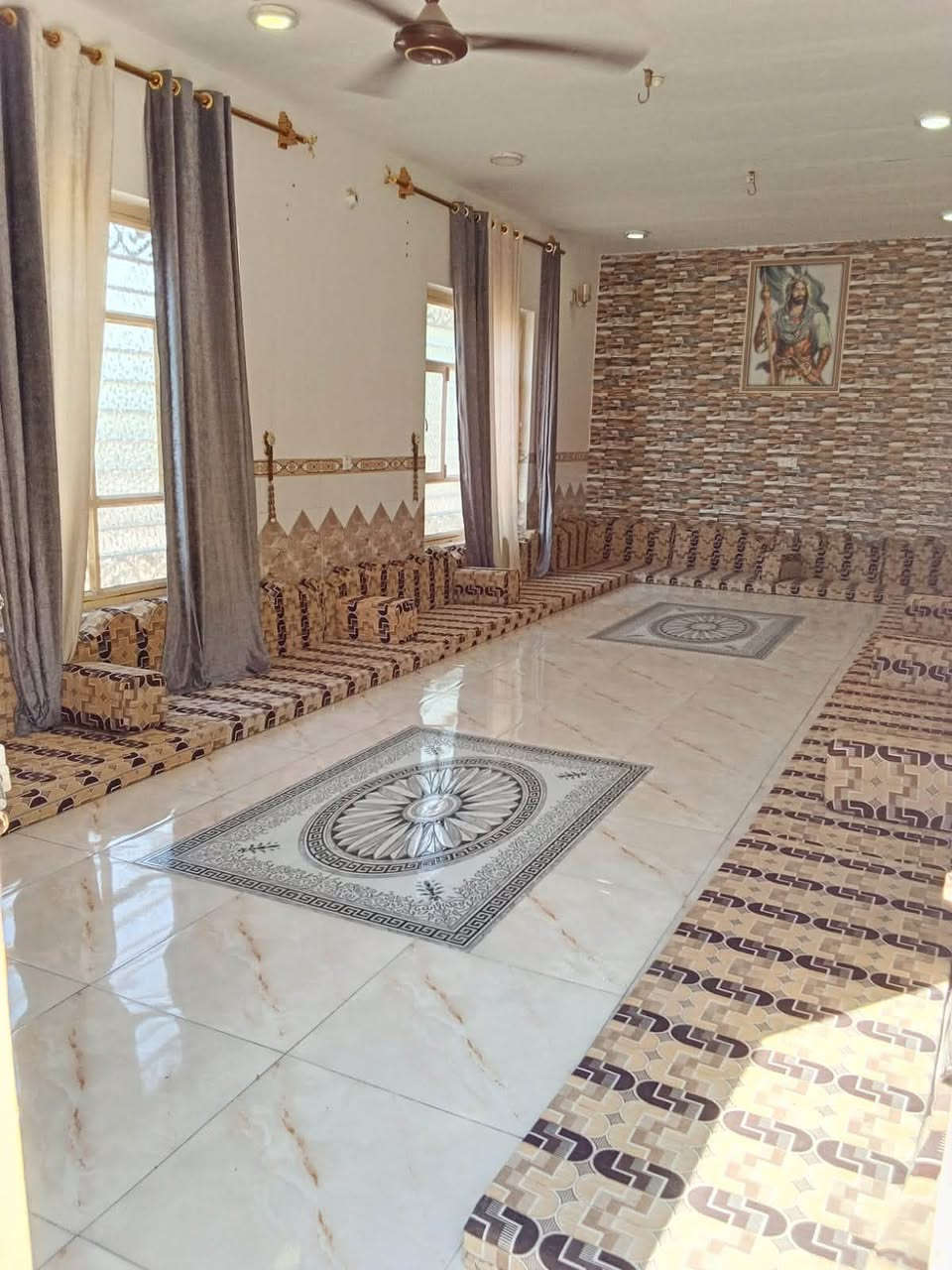 السلام عليكم بيت زراعي للبيع : دونم وربع سند 25زراعي مساحه البيت 350 متر  تفاصيل البيت 3 غرف نوم وصاله كبير ومطبخ  كبير واستقبال 4×10 صحيات خارجيه وحمام داخلي  وطارمه   عنوان الدار خلف سيد محيل على شارع عام منطقه متوفر جميع خدمات بيه كهرباء ماي  الشراي يتصل عل رقم ***********
