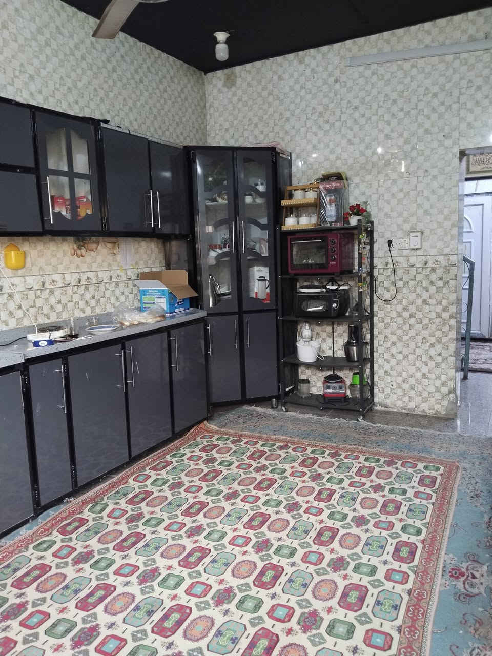 السلام عليكم بيت مساحه 150 طابقين يحتوي على أربع غرف نوم وصاله و مطبخ وكليدور 2  المكان حي الزهراء طابو زراعي سند 25 خدمات كاملة مجاري كهرباء السعر خاص رقم هاتف ***********
