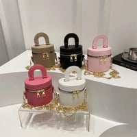 ✨ فخامة تليق بذوقكِ ✨  وصلت تشكيلة حقائب كاردينيا الراقية 🤍👜 جميع المو...
