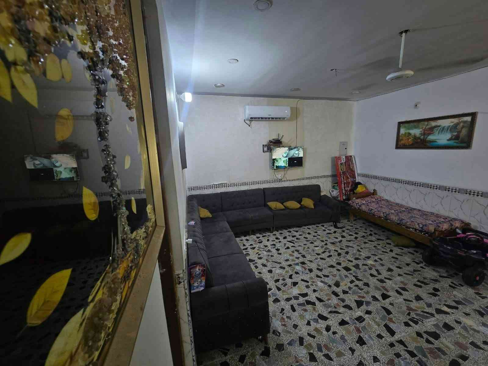 بيت للبيع في المشتل (شارع المطبك) المساحة 300 متر واقع حال زراعي. 
 يحتوي على استقبال كبيرة 10*5
غرفتين نوم + هول + مطبخ كبير + حمام داخلي +حمام خارجي +حديقة كبيرة. 
كما موضح بالصور... 
جنس الأرض واقع حال ومشمول بالتمليك . 
السعر المطلوب 135 مليون وبه مجال شي قليل. 
مرخصة صاحب البيج .
للتواصل على الرقم ‏‪***********‬‏
واتساب ‏‪***********‬‏
