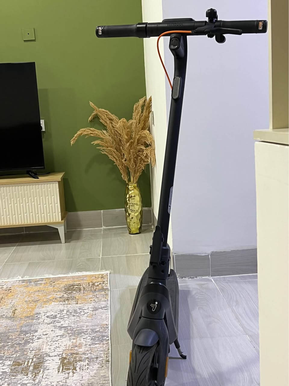 🛵 سکۆتەری کارەبایی Ninebot E2 Pro بۆ فڕۆشتن 🛵
سڵاو هاوڕێیان، سکۆتەرێکی زۆر خاوێن لە مارکەی بەناوبانگی Segway Ninebot مۆدێلی E2 Pro دەفڕۆشم. زۆر گونجاو و بەهێزە بۆ هاتووچۆی ڕۆژانە و ناو شار.
✨ تایبەتمەندییەکان:
• خێرایی: تا ۲٥ کلم/کاتژمێر
• مەودای شەحن: تا ٤۰ کیلۆمەتر دەڕوات بە یەک شەحن
• تایەکان: ۱۰ ئینچی قایم (Tubeless)
• شاشەی دیجیتاڵی: دیاریکردنی خێرایی، ڕێژەی پاتری و مۆدی لێخوڕین
• سەلامەتی: خاوەنی فلاشەری ئیشارەت دان بە لای ڕاست و چەپ لەسەر دەسکەکان
• سیستەمی زیرەک: بەستنەوە بە مۆبایل لە ڕێگەی بلوتووت + پشتیوانی Apple Find My
• تاشین (قەدکردن): بە ئاسانی قەد دەبێت بۆ هەڵگرتن و ناو سندوقی سەیارە
🧼 باری گشتی: زۆر خاوێنە، پاتری و تەواوی بەشەکانی بێ کێشەن و بە شەرت دەیبەم.
💰 نرخ: [ 350$ ]
📍 شوێن: [ سلێمانی ]
📞 ژمارەی پەیوەندی: [*********** ] السليمانية, العراق
