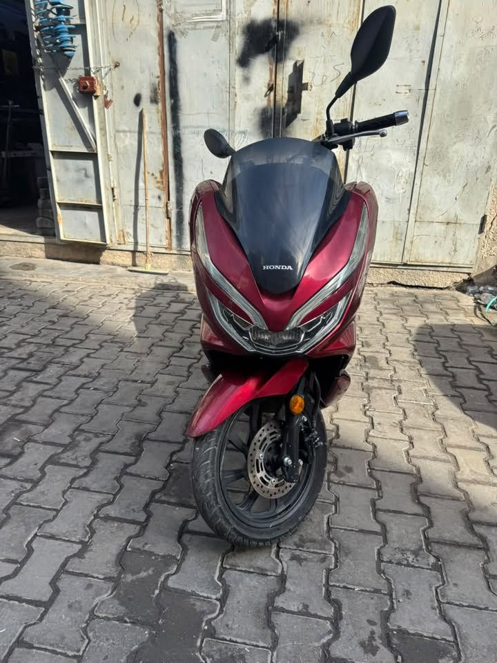 السلام  عليكم دراجة PCX مكفوله كفالة عامه جيل ثالث كوري  قايش دهن اكسل دهن مكينه مي اخضر تاير خلفي كله جديد كفرات بلاديه بس بيها شخوط وملاحضات سعرها ٢١٥٠ مليونين ومية وخمسين مكاني رصافه ***********
