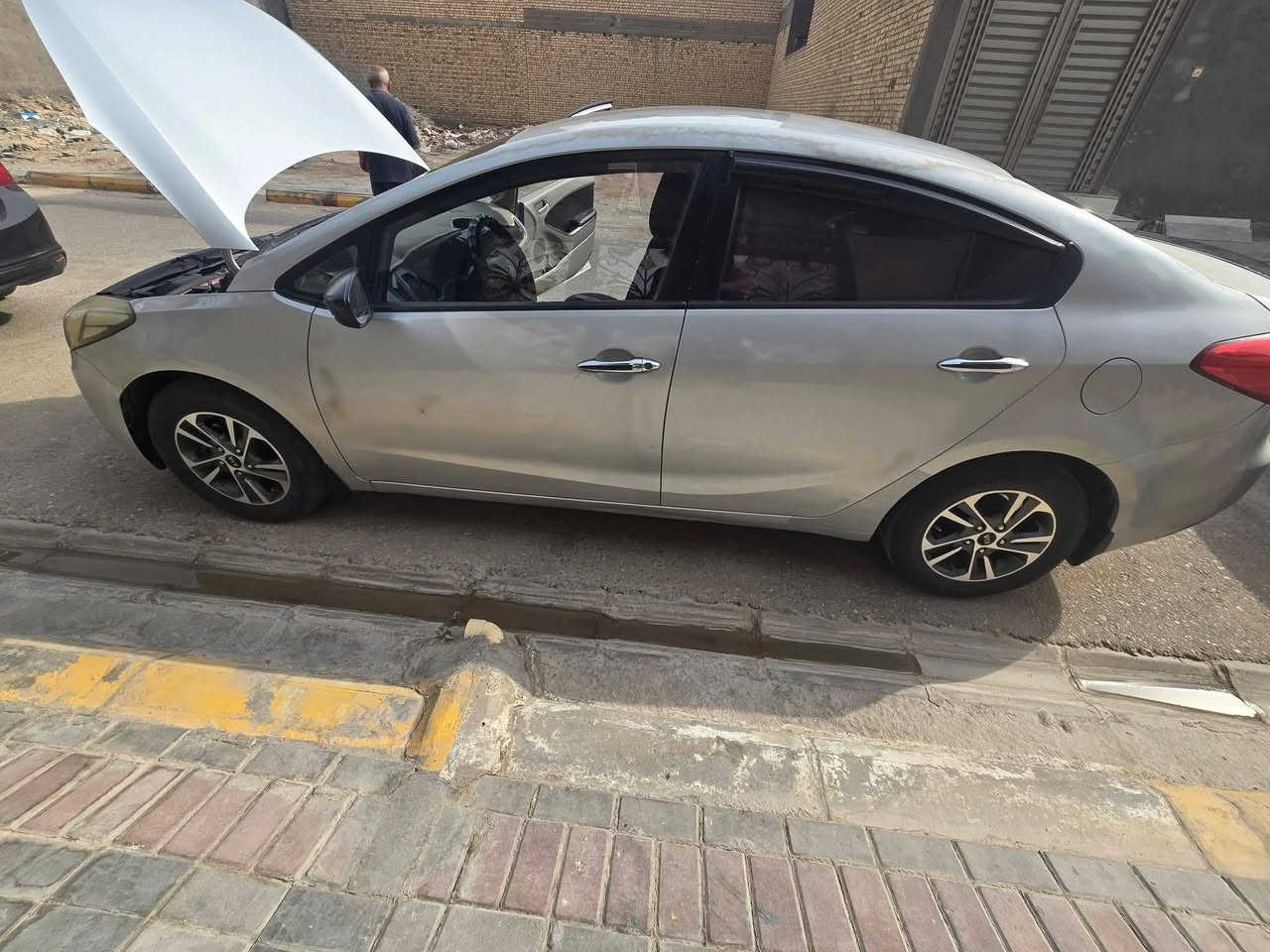السلام عليكم سيراتو موديل 16 مكفوله فقط بارد بالجاملغ الخلفي
السعر 115 وبيها مجال بسيط 

 مبين كدامك نضيفه بيها رشات صبغ بسبب الجراد 

كير ومحرك مكفولات 

حدادية كلش نضيفة  المكان السماوه 

غير متواجد على الفيس اتصل ***********
