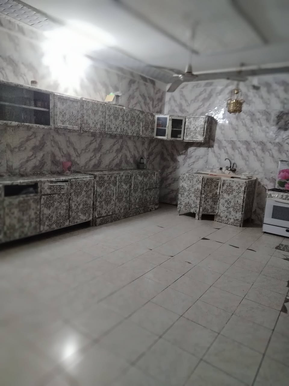 بيت للبيع مساحه 250 م. طابقين الطابق الاول من استقبال 8.4 و مطبخ بارد 7.4 وصاله 4.9 وغرفتين  4.5 و مجموعه صحيات ومطبخ حار 2.5 والطابق الثاني 2 غرف  وحده 8.4 والثانيه 7.4 ومجموعه صحيات. مكان حي العسكري  حي الصادق بل قرب من مدرسة الخلود للتواصل. ***********
