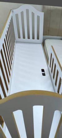 سرير اطفال • يدوي • شبه جديد