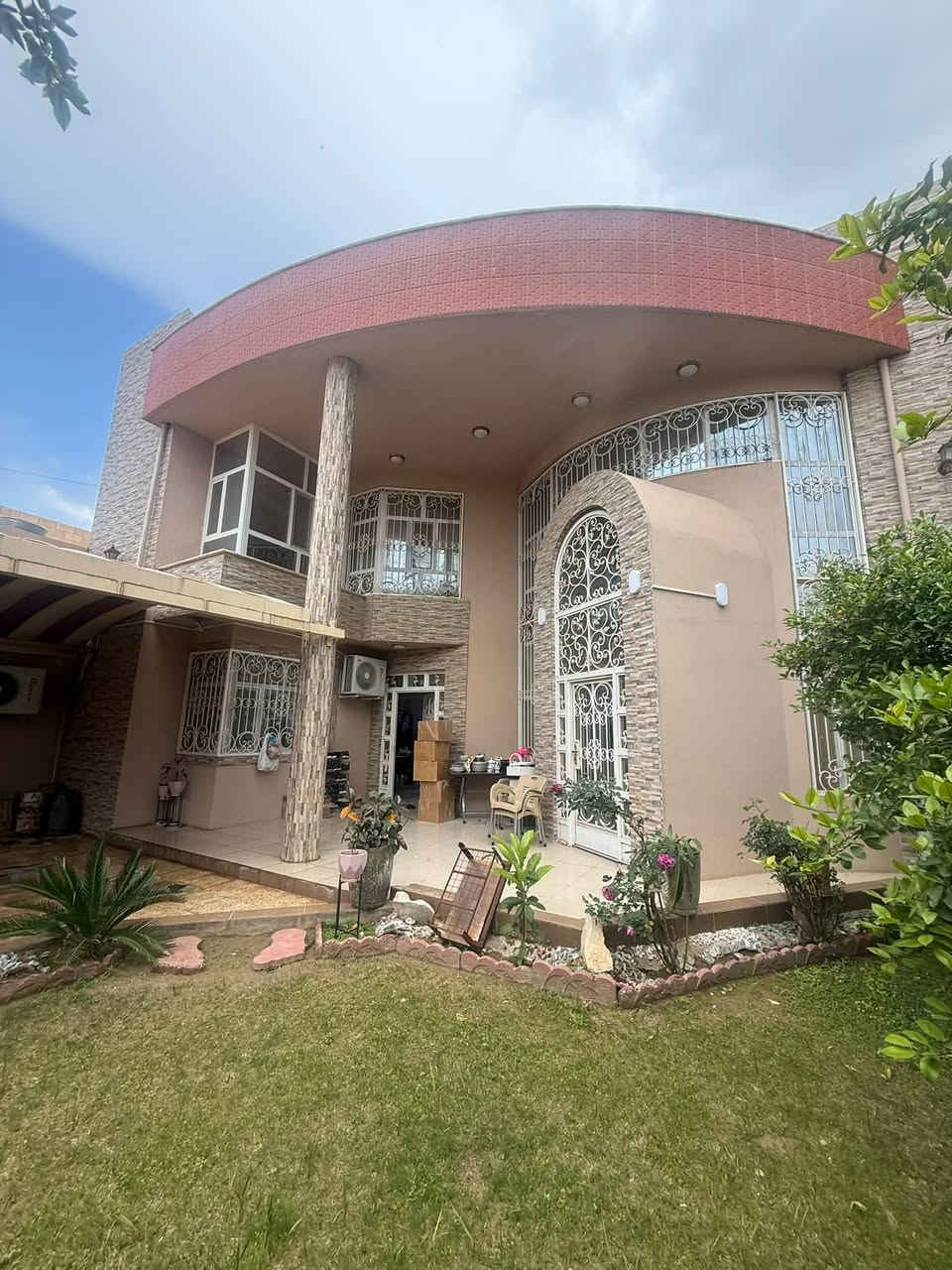 🏠دار بناء حديث 2016
   موقع مميز للبيع 
~~~~~~~~~~~
البيت فول فول✔️✔️
دبل جام المنيوم✔️
~~~~~~~~~~~
طابو ملك صرف✏️📋
~~~~~~~~~~~
📐المساحه:250م
📐الواجهة :-١٢.٥
~~~~~~~~~~~
📍الموقع :-حي الواسطي قرب تكية عواد 
~~~~~~~~~~~
💸السعر :علق تم يوصل السعر
~~~~~~~~~~~
يحتوي الطابق الاول على:-
كراج +مطبخ+استقبال
غرفة نوم +صحيات 

الطابق الثاني غرفتين نوم وهول وصحياة 
~~~~~~~~~~~

~~~~~~~~~~~
~~~~~~~~~~~
للاستفسار اكثر الاتصال على
***********📱
~~~~~~~~~~~
نستقبل جميع العروض 
🏠السكنيه  🏛️التجاريه
مكتب عدن بدايه سايدين عدن مقابل مجمع جوهره
