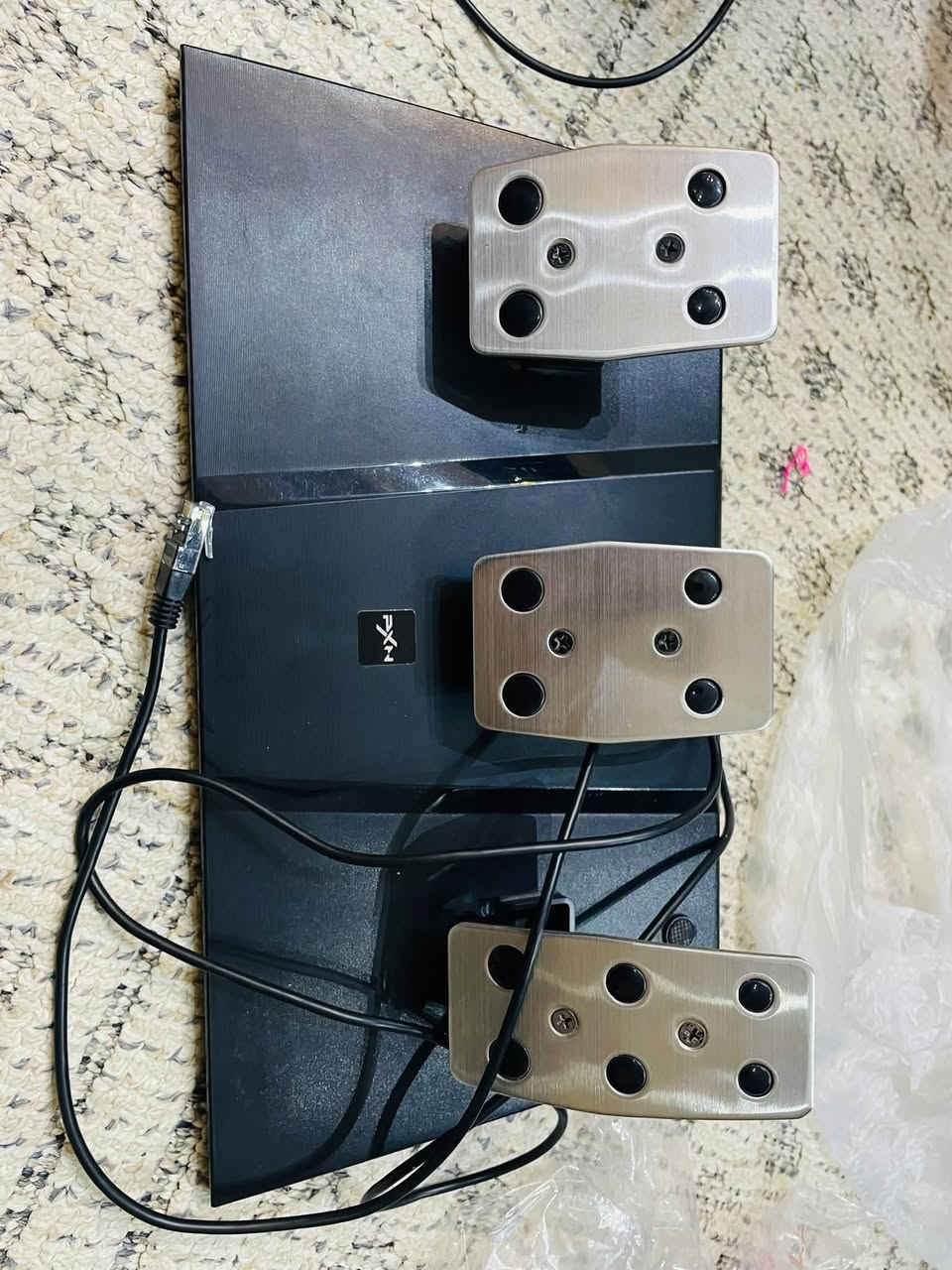 ستيرن ودواسات وكير كامل ومع بوكس نظيف مثل ماموضح بالصور واستعمال ثلاث مرات فقط بعده بنايلون مع لعبه Grandturismo  مالته عارضه ويه اللعبه ب155 الف وبيه مجال بسيط 
كربلاء مكان 
ورقم ***********
