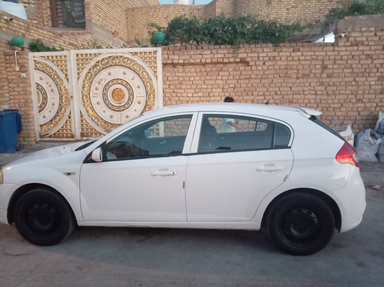 مكانها واسط حي الجامعة
السيارة مكفولة عدا هذا الصبغ الموجود بالسونار 
ماشيه 144
السعر 45
***********
