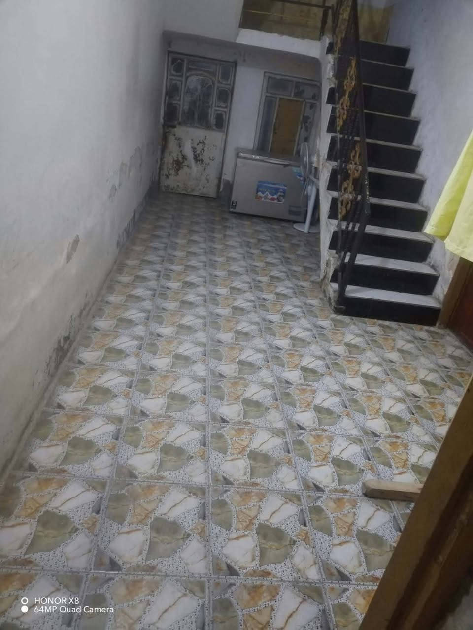 بيت للبيع المساحه 150متر السعر 22 وبيه مجال للشراي يدلل طابقين 2 غرف نوم وصاله واستقبال ومطبخ وصحيات خارجية وداخليه موقع البيت حي الزهراء على شارع الشريفات مراجعة الرقم *********** البيت حاليه فارغ يوجد لدينا عقارات اقصاد ونقد وقطع

نص مكتوب في الصور:
- O HONOR X8
- ● 64MP Quad Camera
- 64MP Quad Camera