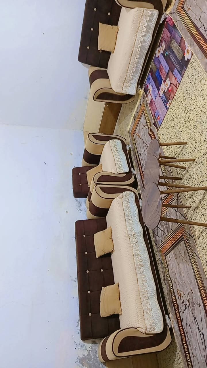 تخم 10 مقاعد 5 قطع نظيف نظافته 100 % 
بدون ضرر لا بالخشب ولا بالقماش مع كوشات والمفرش والطبلات السعر 325 
***********
