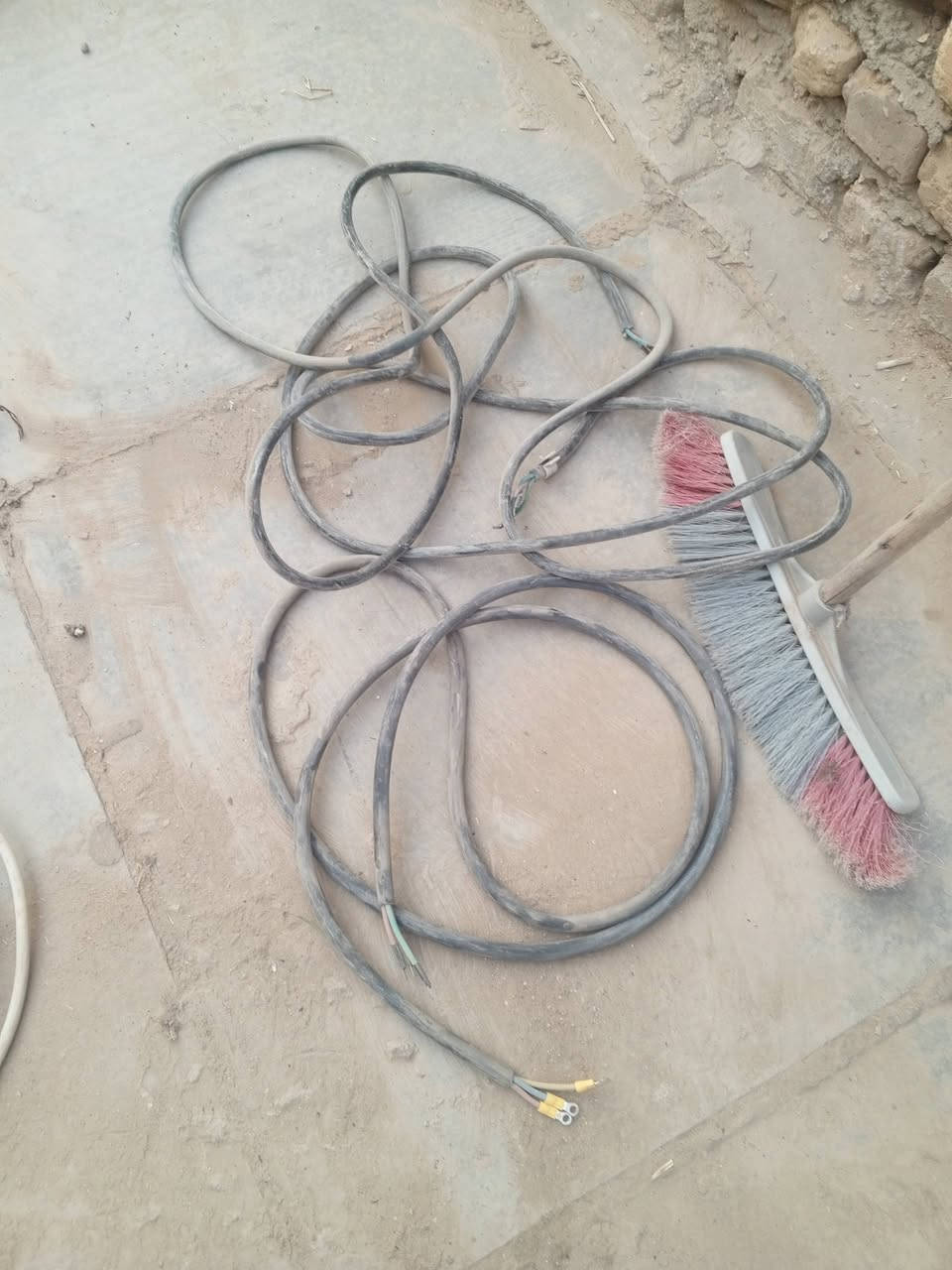 مجموعه كيبلات ثري فيز وسنكل فيز كيبلات كيزر وكيبلات سبلت نضيفات على الفحص كلمن وسعره ***********
